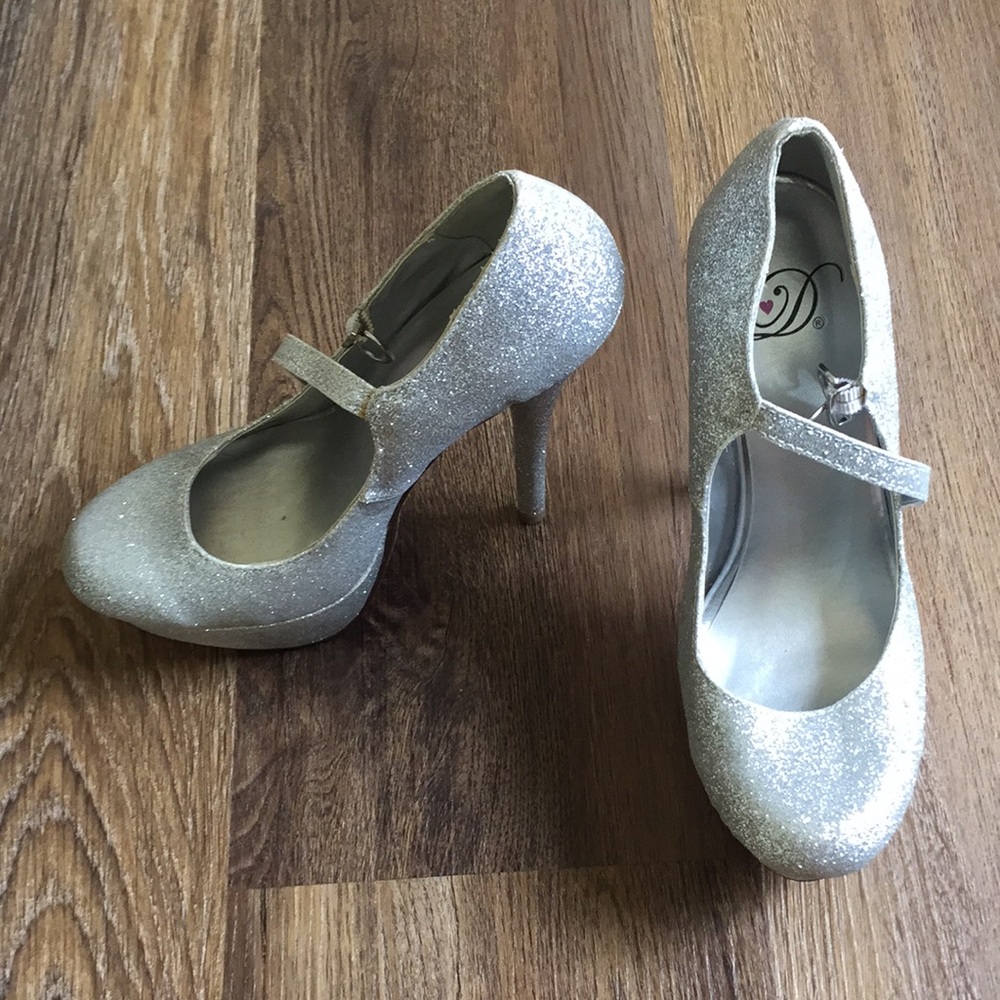 Silver Glittery High-heels with Strap